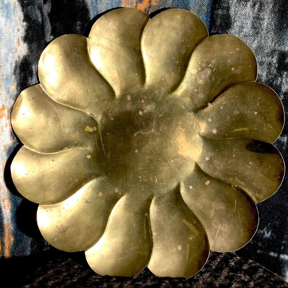 Large Vintage Brass Flower Shaped Charger | Tray Platter | Antiqued Patina - Picture 1 of 12